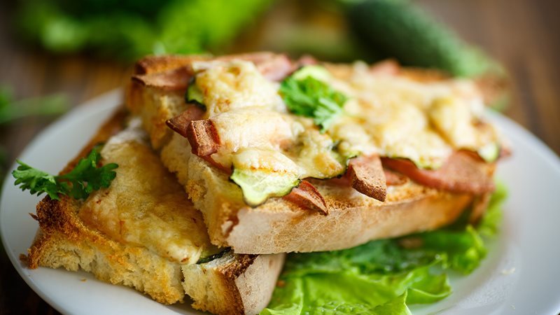 Crostini burro prosciutto cotto e mozzarella-1